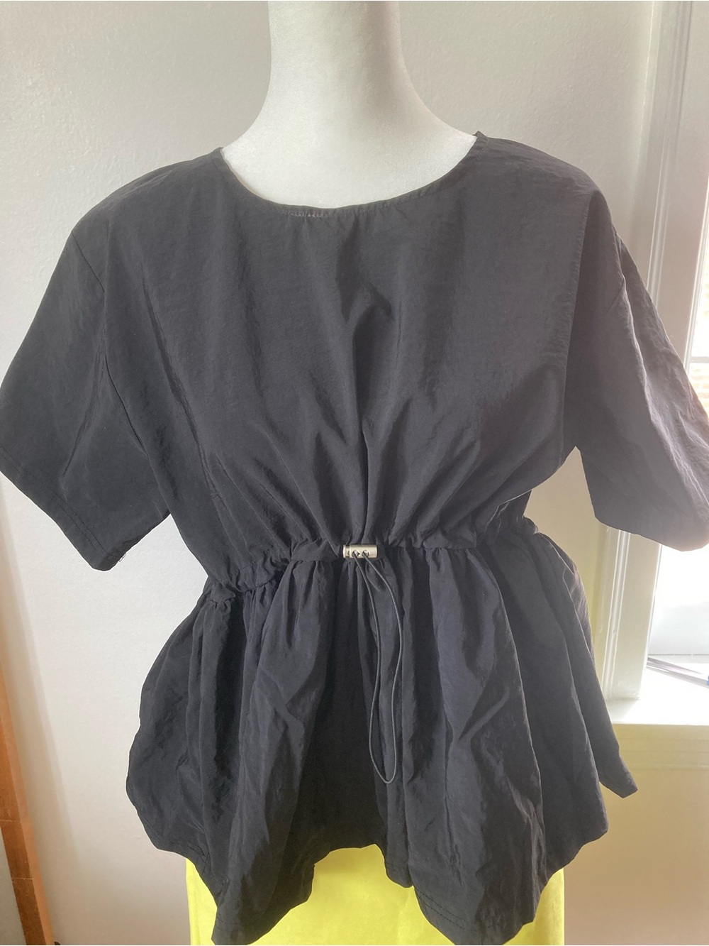 Size L / XL Waist up to 41" Black Cinch-Waist Short Sleeve Women's Top